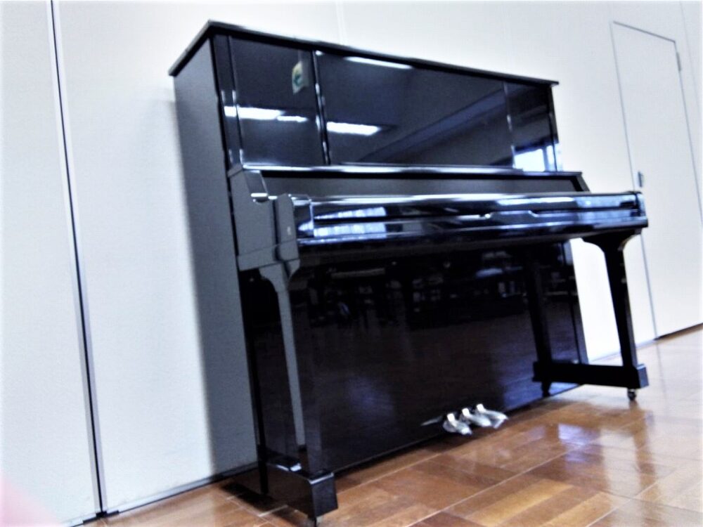 Used piano UX30A overall picture