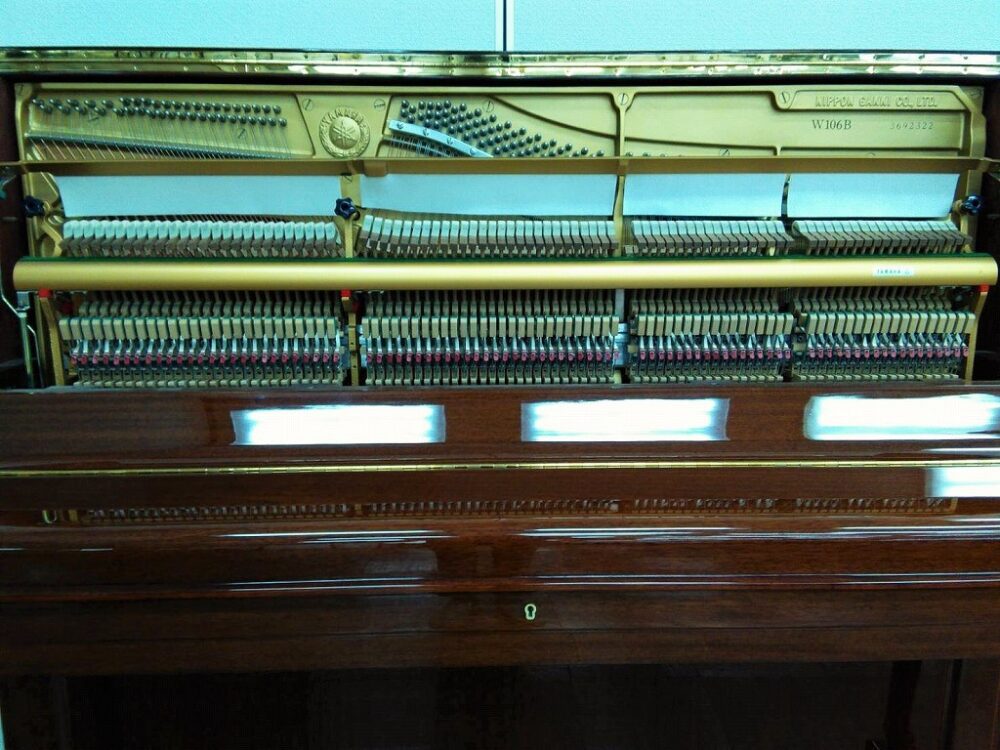 Used piano W106B internal